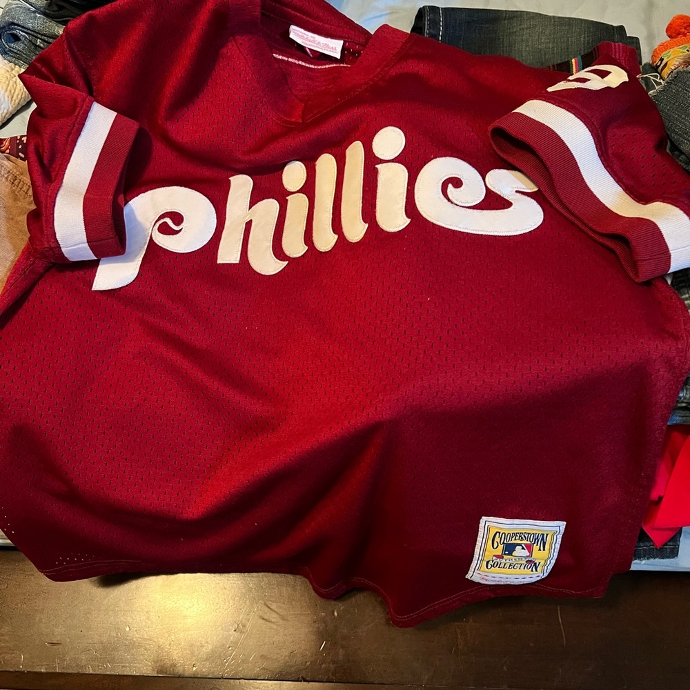 Phillies jersey, women’s size large.